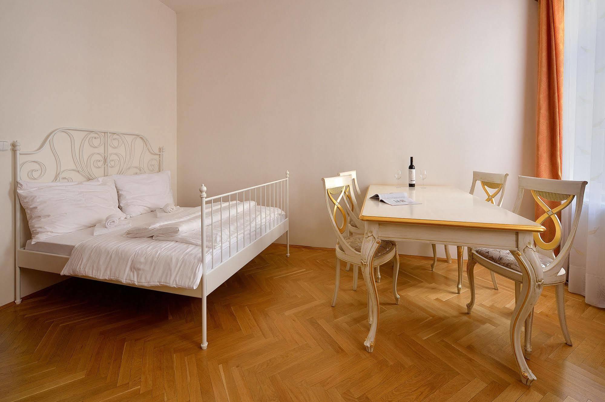 Ambiente Serviced Apartments - Tallerova Bratislava Ngoại thất bức ảnh